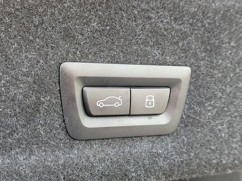 Used 2025 BMW 330i xDrive Sedan image 9