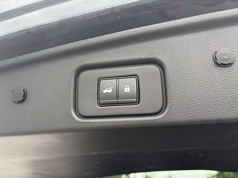 Used 2025 Nissan Pathfinder SL FWD image 33