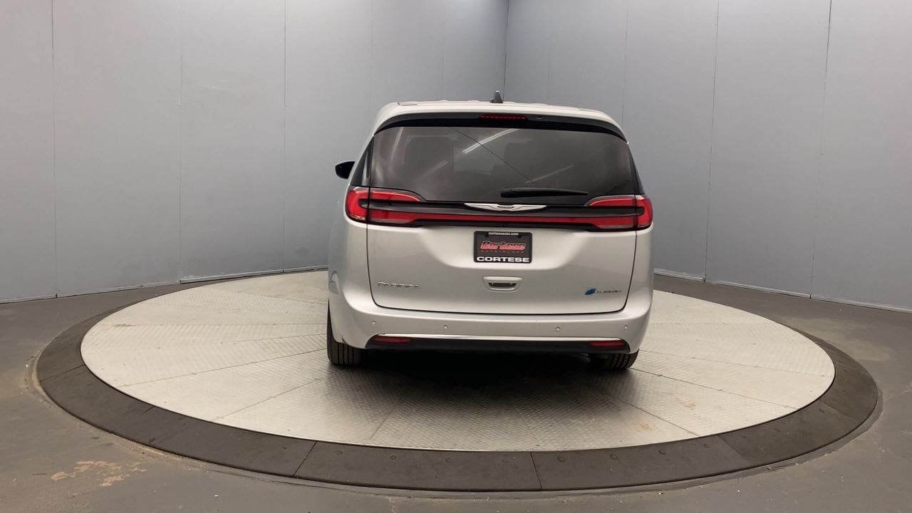 Used 2023 Chrysler Pacifica Touring-L FWD image 4