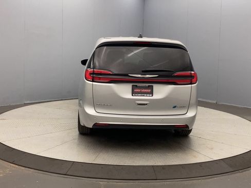Used 2023 Chrysler Pacifica Touring-L FWD image 4