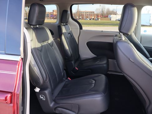 Used 2019 Chrysler Pacifica Touring-L image 13