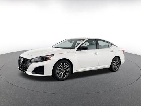 Used 2025 Nissan Altima 2.5 SV FWD image 3