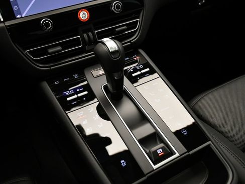 Certified 2026 Porsche Macan AWD/4WD image 33