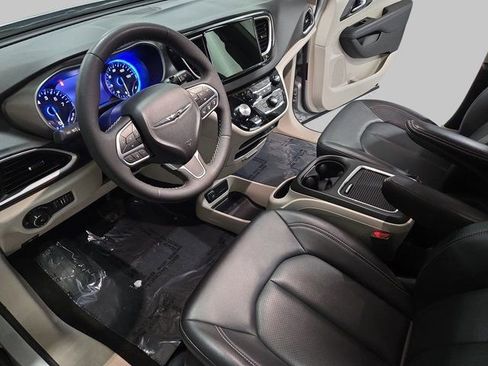 Used 2024 Chrysler Pacifica Touring-L image 18