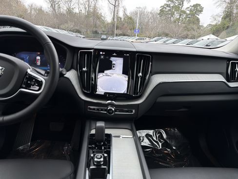 Certified 2025 Volvo XC60 B5 Plus image 31