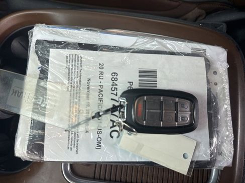 Used 2020 Chrysler Pacifica Limited w/ Tire & Wheel Group FWD image 19
