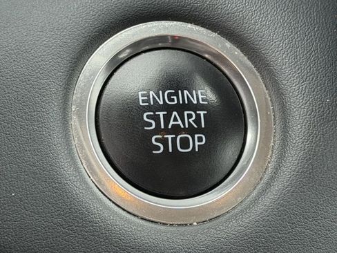 Used 2025 Toyota Highlander LE FWD image 22
