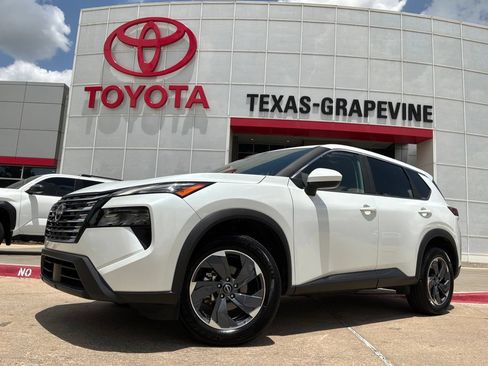 Used 2025 Nissan Rogue SV FWD image 2