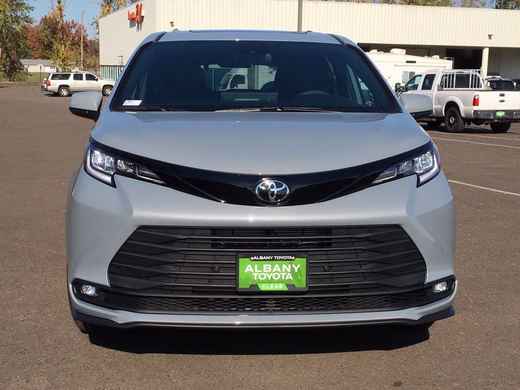 New 2026 Toyota Sienna XLE Woodland Edition AWD/4WD image 11