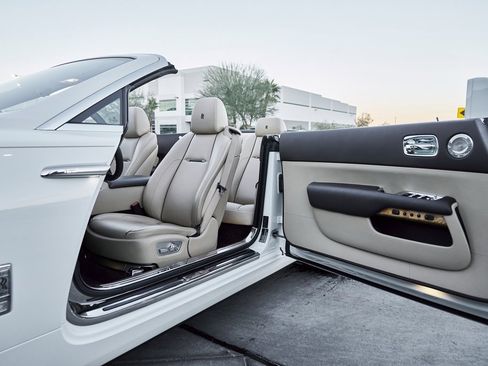 Used 2017 Rolls-Royce Dawn image 29