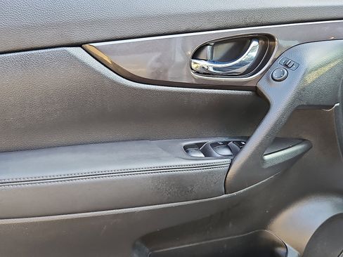 Certified 2019 Nissan Rogue SV image 12