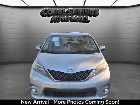 Used 2017 Toyota Sienna SE w/ SE Preferred Package image 2