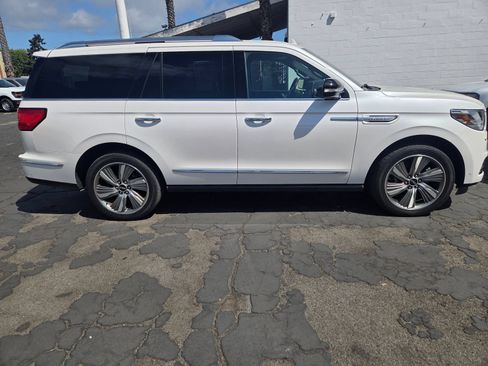 Used 2018 Lincoln Navigator Reserve w/ Technology Package AWD/4WD image 3