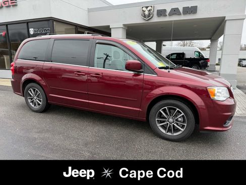 Used 2017 Dodge Grand Caravan SXT image 1