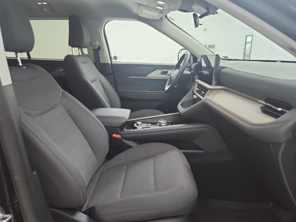 Used 2025 Ford Explorer Active AWD/4WD image 36