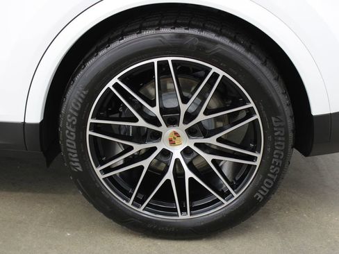 New 2025 Porsche Cayenne image 14
