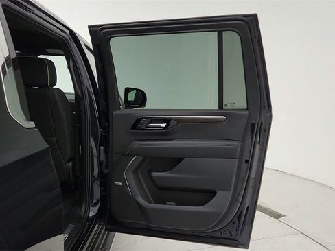 New 2025 Chevrolet Suburban Premier image 33