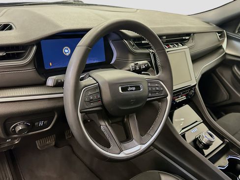 Used 2025 Jeep Grand Cherokee Altitude AWD/4WD image 18