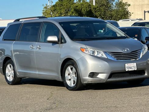 Used 2015 Toyota Sienna LE image 5