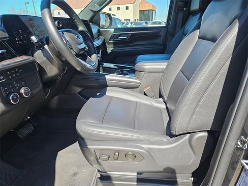 Used 2025 Chevrolet Suburban Z71 image 11