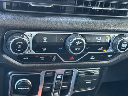 Used 2024 Jeep Wrangler Unlimited AWD/4WD image 28