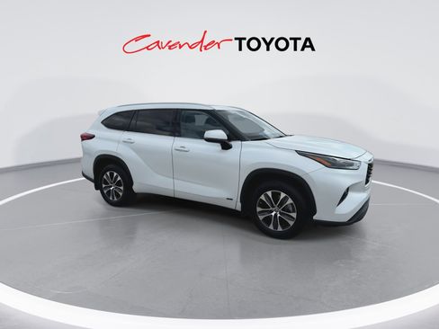 Used 2022 Toyota Highlander XLE image 2