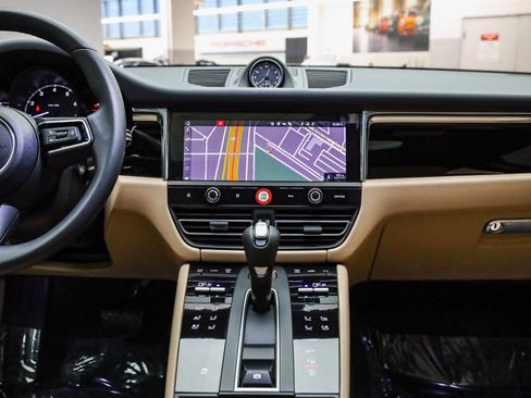 Certified 2025 Porsche Macan image 17