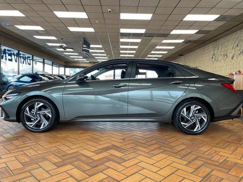 Used 2025 Hyundai Elantra Limited image 5