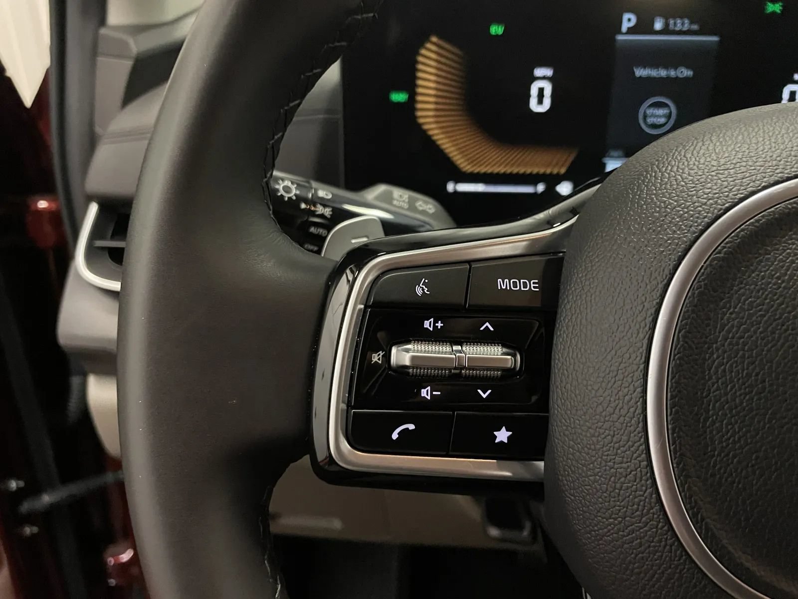 Used 2025 Kia Carnival EX FWD image 19