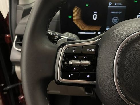 Used 2025 Kia Carnival EX FWD image 19