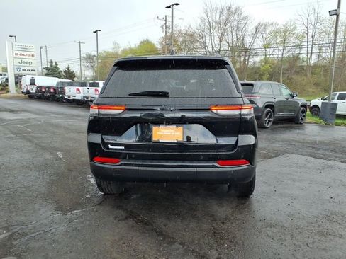 Used 2023 Jeep Grand Cherokee Altitude image 4