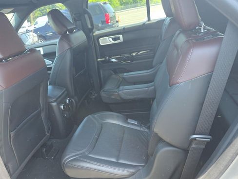 Used 2022 Ford Explorer Platinum w/ Equipment Group 601A AWD/4WD image 9