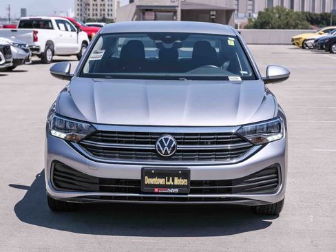 Used 2024 Volkswagen Jetta SE FWD image 2