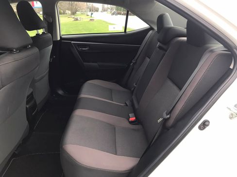 Used 2018 Toyota Corolla LE image 3