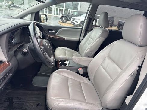 Used 2017 Toyota Sienna Limited Premium AWD/4WD image 14