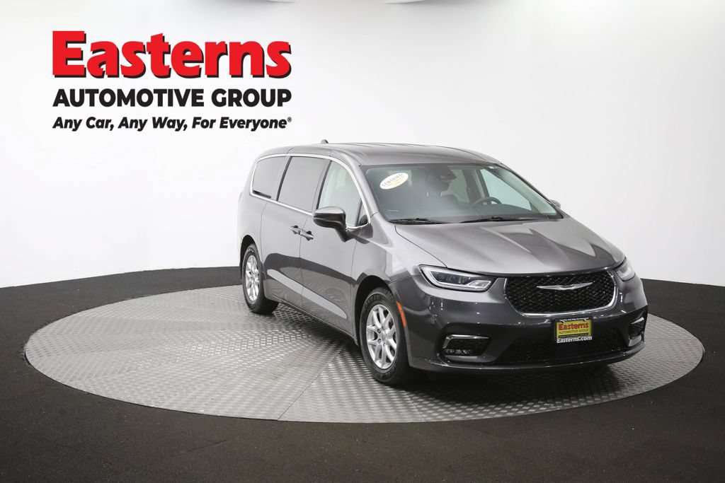 Used 2023 Chrysler Pacifica Touring-L FWD image 52