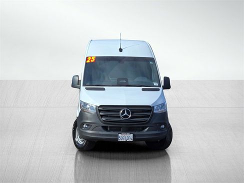Used 2025 Mercedes-Benz Sprinter 2500 image 2