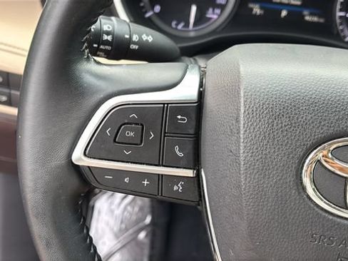 Used 2020 Toyota Highlander XLE FWD image 23