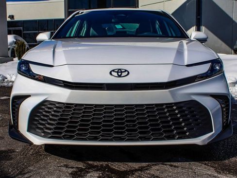 Used 2025 Toyota Camry SE image 2