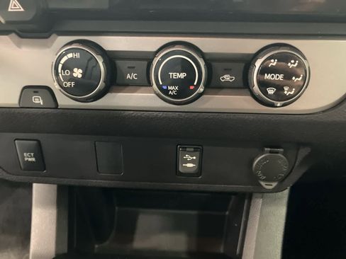 Used 2017 Toyota Tacoma SR5 image 17