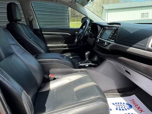 Used 2017 Toyota Highlander SE image 13