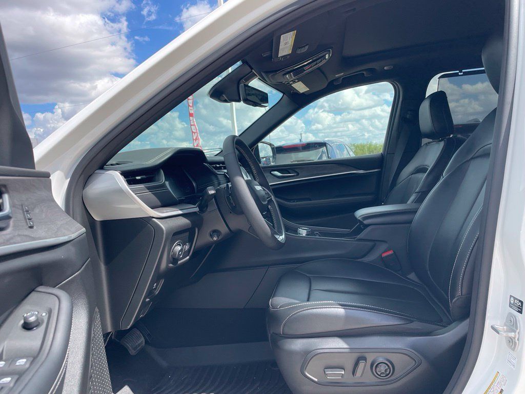 Used 2025 Jeep Grand Cherokee Limited w/ Luxury Tech Group II RWD image 20
