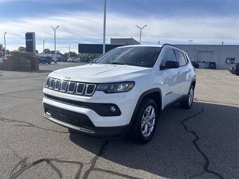 Used 2024 Jeep Compass Latitude image 1