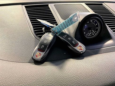 Certified 2024 Porsche Macan AWD/4WD image 21