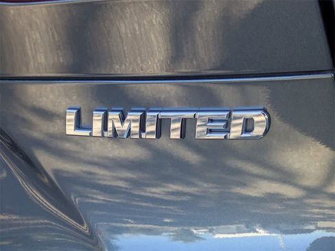 Used 2024 Toyota Venza Limited image 15