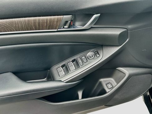Used 2018 Honda Accord EX image 17