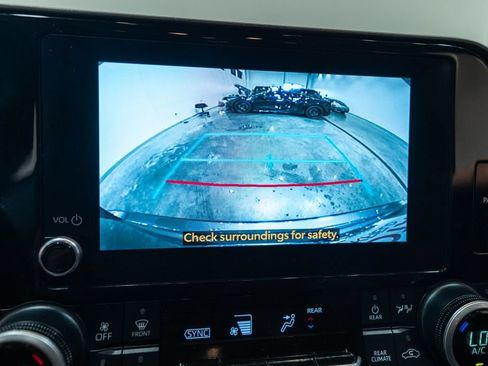 Used 2024 Toyota Highlander XLE AWD/4WD image 30