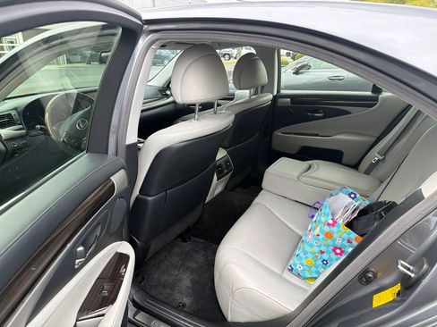 Used 2013 Lexus LS 460 w/ Comfort Pkg RWD image 4