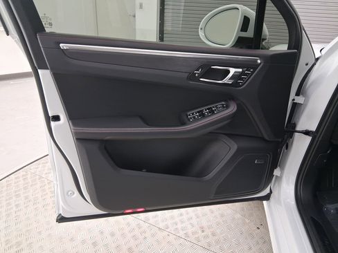 Certified 2025 Porsche Macan GTS image 23
