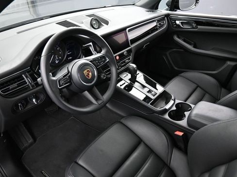 Certified 2026 Porsche Macan AWD/4WD image 4